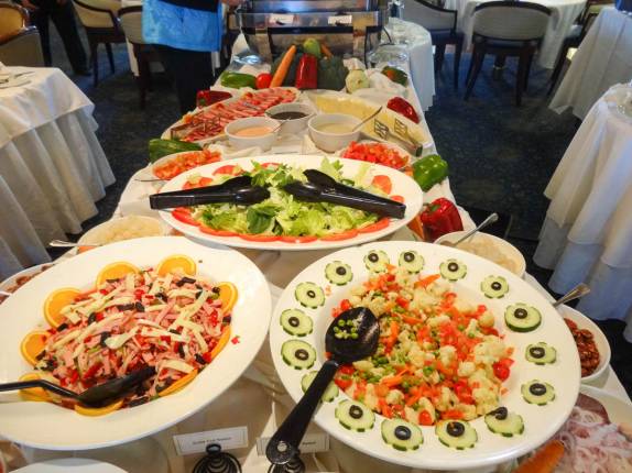 Buffet do nosso almoço no trecho entre Buenos Aires e as Ilhas Malvinas (foto da Rukimini)